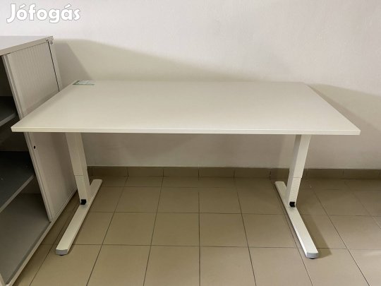Fehér irodaasztal