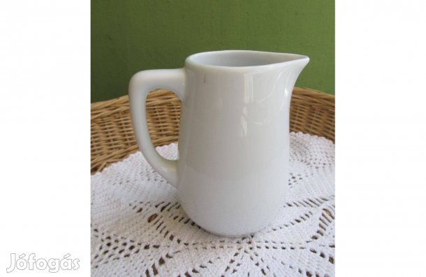 Fehér jelzett, porcelán kis kanna
