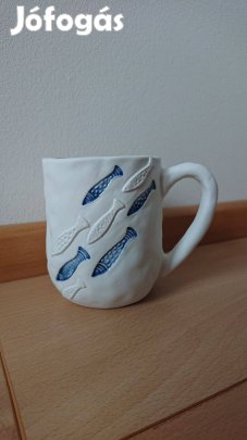 Fehér kerámia bögre kék-fehér homorú és domború hal mintákkal