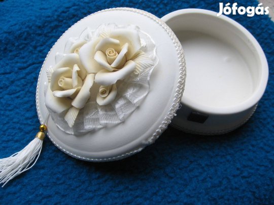 Fehér kerámia bonboniére, új, saját dobozában