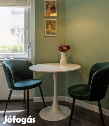 Fehér kerek étkezőssztal