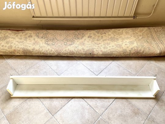 Fehér keskeny hosszú fali polc