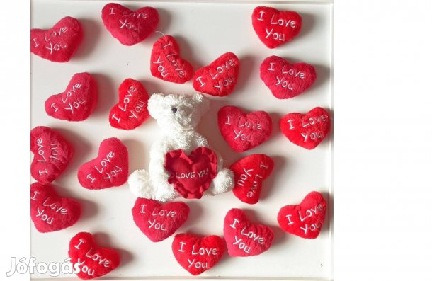 Fehér kismackó és plüss szivecskék