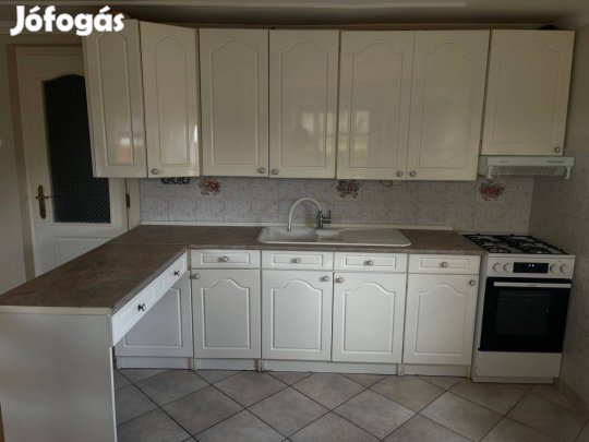 Fehér klasszikus konyhaszekrény-sor eladó megkímélt állapotban!