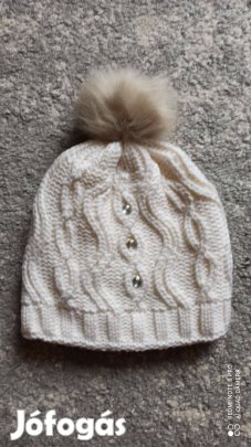 Fehér kötött kövekkel díszített bojtos sapka