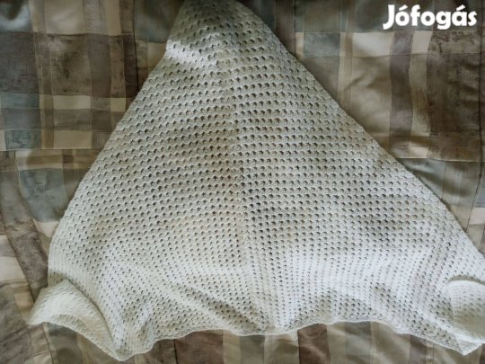 Fehér kötött vállkendő