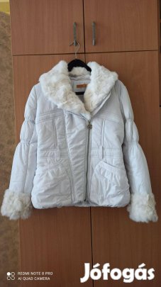 Fehér különleges szőrmével díszített átmeneti kabát