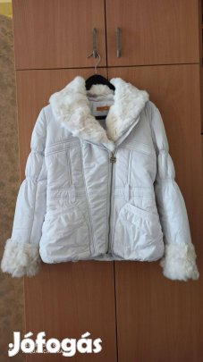 Fehér különleges szőrmével díszített télikabát