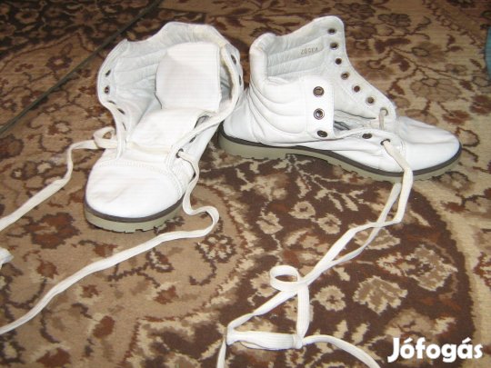 Fehér magasított szárú cipő, 39-es