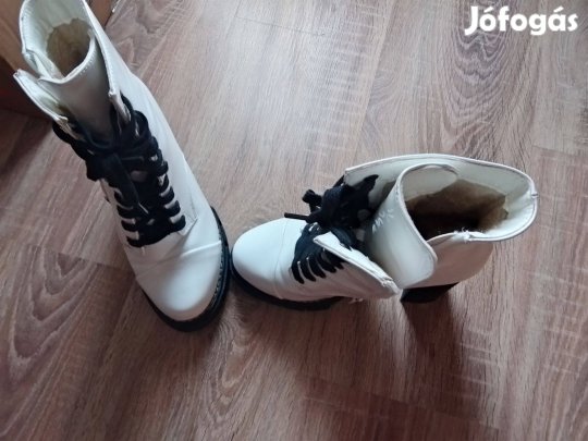 Fehér magassarkú Marquiiz csizma