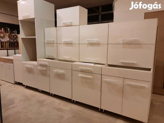 Fehér matt konyhabútor (AN117)