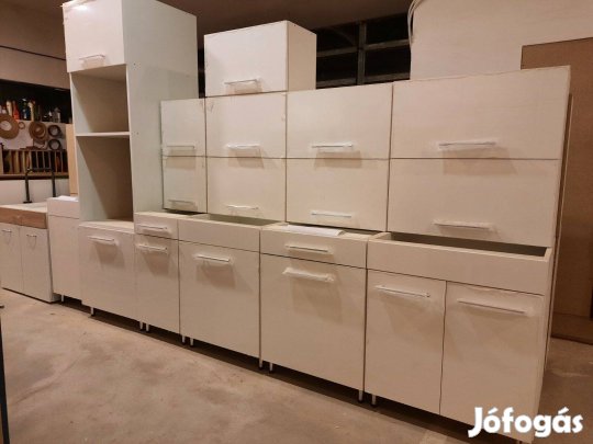 Fehér matt konyhabútor (AO117)