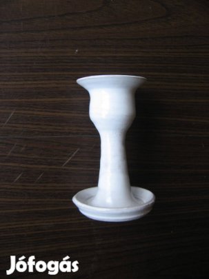 Fehér mázas talpas gyertyatartó