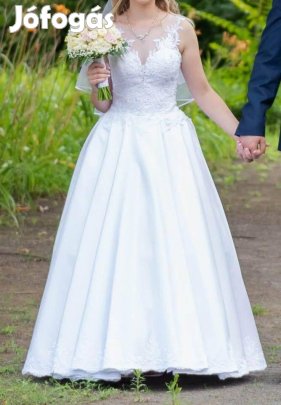 Fehér menyasszonyi ruha