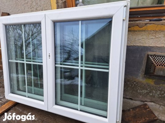 Fehér műanyag ablakok.
