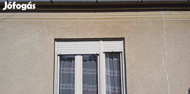 Fehér műanyag redőny