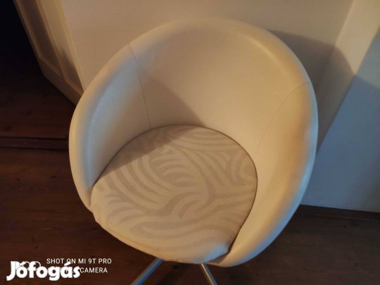 Fehér műbőr Ikeás forgószék (Skruvsta)