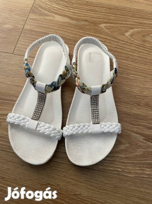 Fehér női szandál
