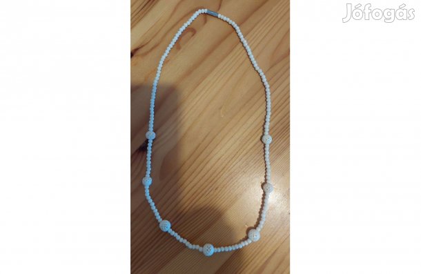 Fehér nyaklánc, díszcsomókkal