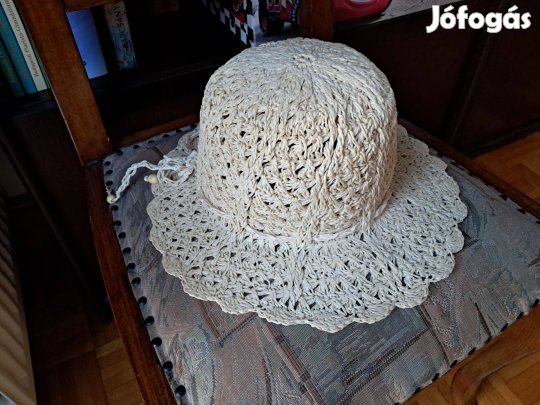 Fehér nyári női kalap zsinór díszítéssel