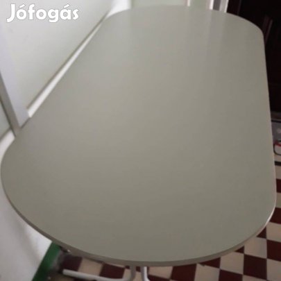 Fehér ovális asztal