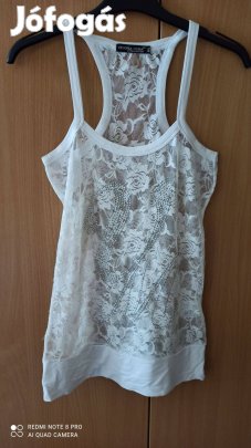 Fehér pántos kövekkel díszített sztreccses csipke top