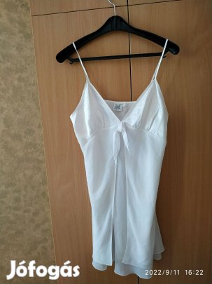 Fehér pántos mell részénél selyem hálóing