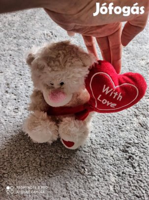 Fehér plüss maci piros szívvel