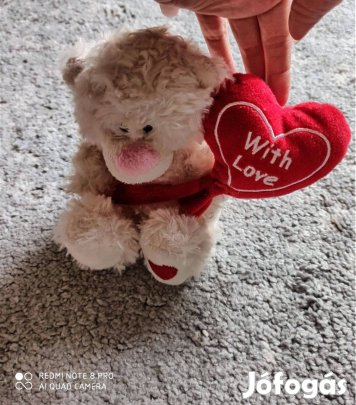Fehér plüss maci piros szívvel