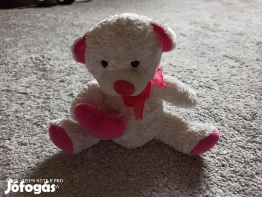 Fehér plüss maci rózsaszín szívvel