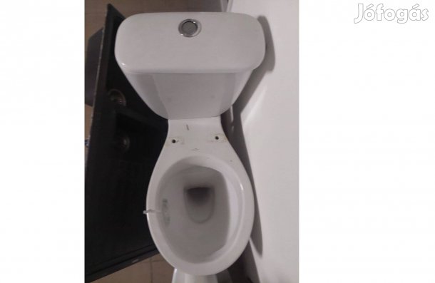 Fehér porcelán WC tartályal