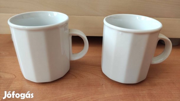 Fehér porcelán bögrék