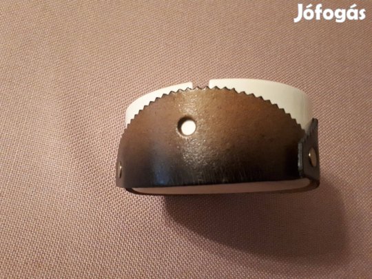 Fehér porcelán hamutartó bőr tokban