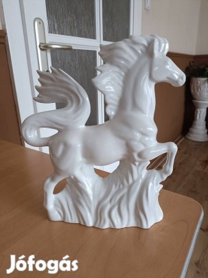 Fehér porcelán ló