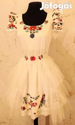 Fehér ruha matyó díszítéssel