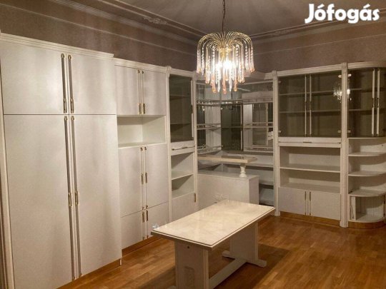 Fehér szakrény, bársarokkal