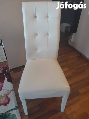 Fehér székek