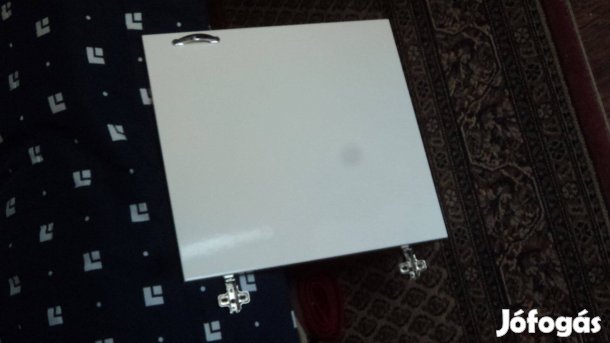 Fehér szekrényajtó