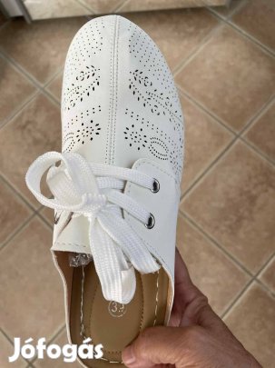 Fehér színű 37-es papucs teljesen új