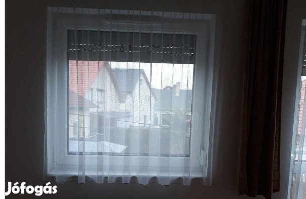 Fehér színű, ezüst árnyalatú függöny