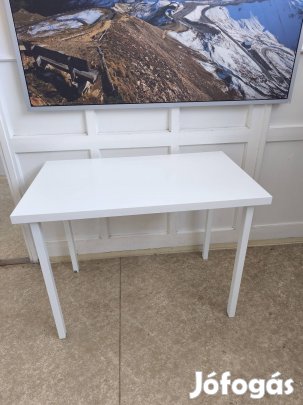 Fehér színű asztal