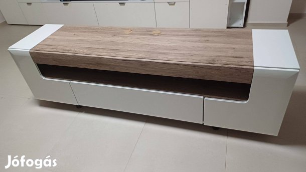 Fehér színű és fa hatású TV szekrény