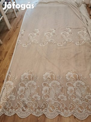 Fehér színű hosszú fübggony 