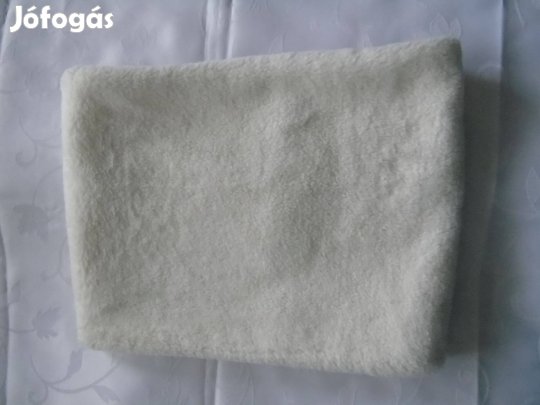 Fehér színű műszőrme körsál