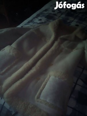 Fehér szinű női irhabunda