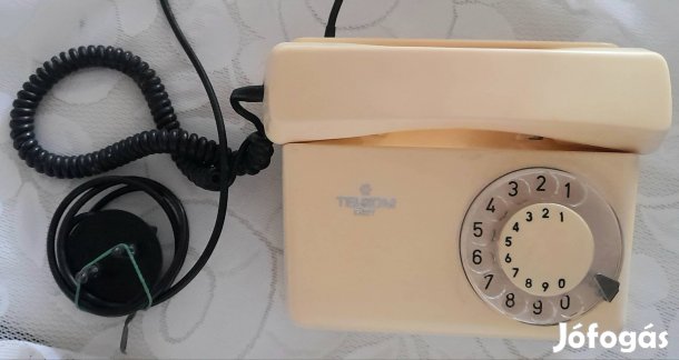 Fehér színű vonalas tárcsás telefon 