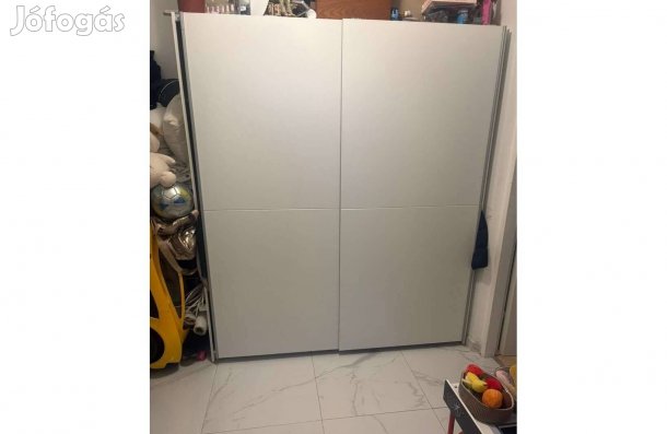 Fehér tolóajtós gardróbszekrény