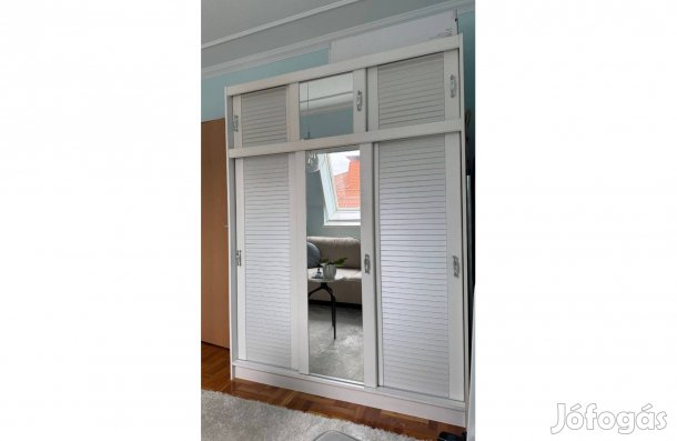 Fehér tolóajtós gardróbszekrény tükörrel 150x53x203cm