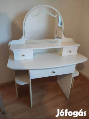 Fehér tükrös asztal