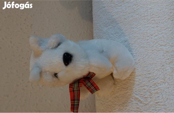 Fehér ülő plüss kutya fekete orral, és színes csokornyakkendővel eladó